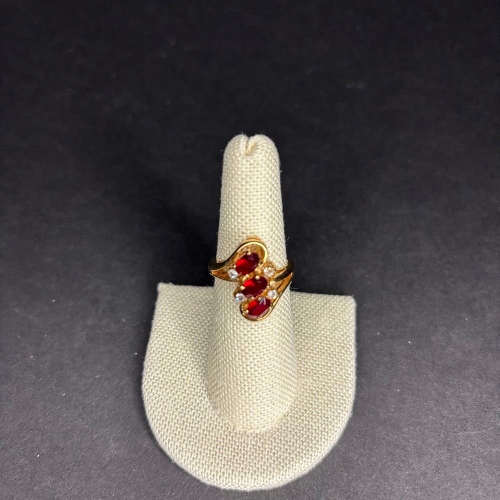 18 kt gold size 7 ring with garnet stone